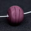 Große handgefertigte Lampwork-Glasperle in Pflaumenlila als Wechselperle auf einem Edelstahl-Halsreif.