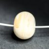 Kleine handgefertigte Lampwork-Glasperle in Antikem Elfenbein als Wechselperle auf einem Edelstahl-Halsreif.